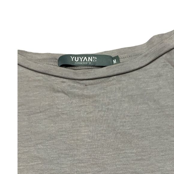 3/$25.   Yuyan classic fashion top size Medium - Picture 7 of 7